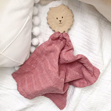 Load image into Gallery viewer, Comforter 100% Organic - Lion - in Dusty Pink Muslin with Rubber Teether