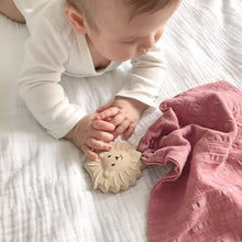 Load image into Gallery viewer, Comforter 100% Organic - Lion - in Dusty Pink Muslin with Rubber Teether